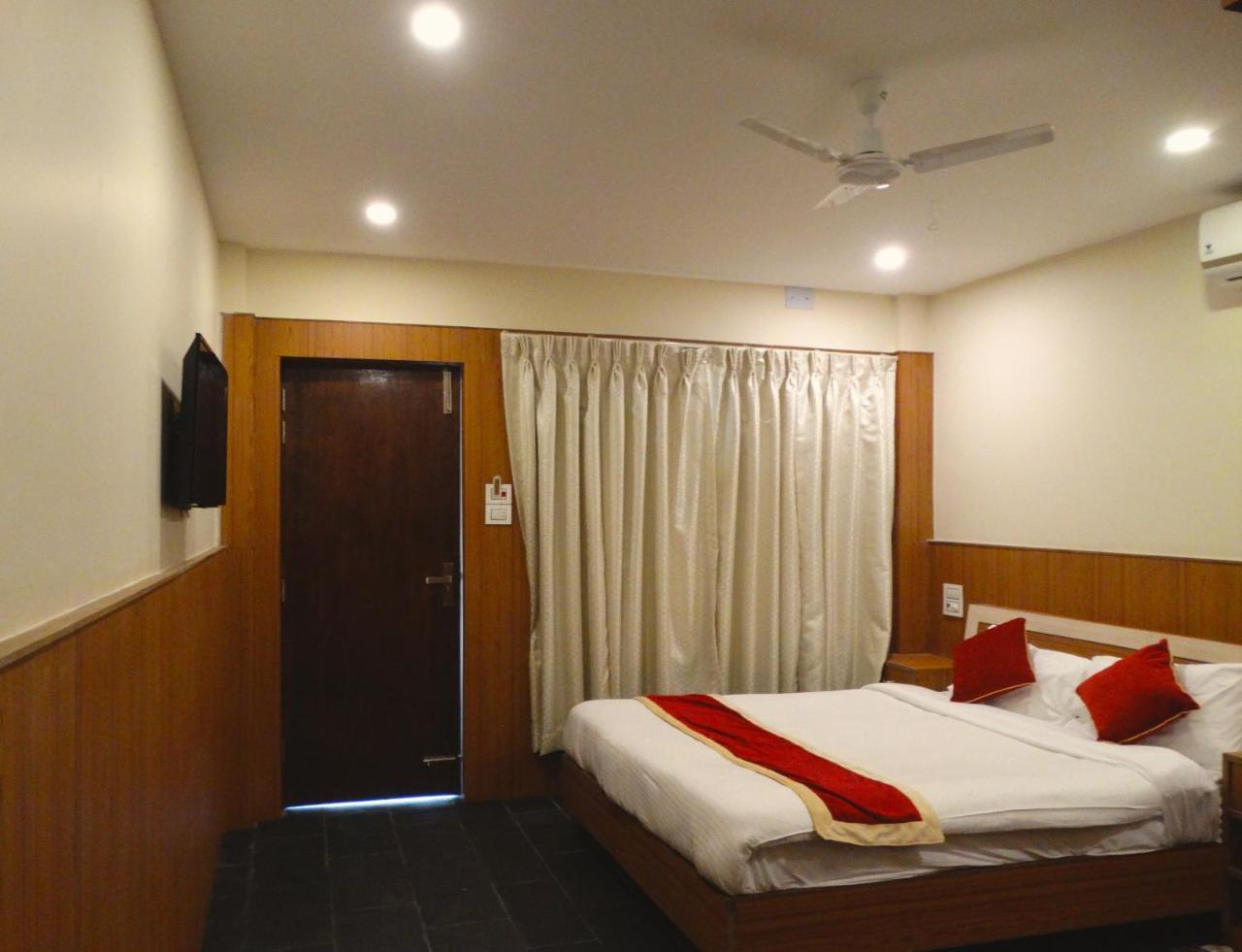 Rhino Land Jungle Lodge Sauraha Extérieur photo