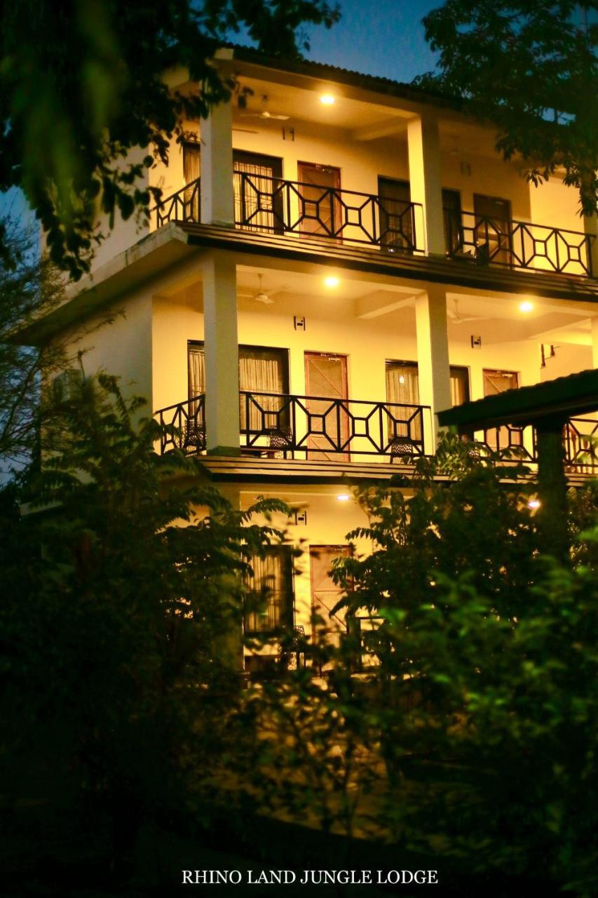 Rhino Land Jungle Lodge Sauraha Extérieur photo